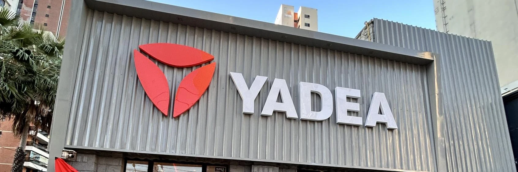 Letreiro YADEA na fachada de uma loja no Brasil