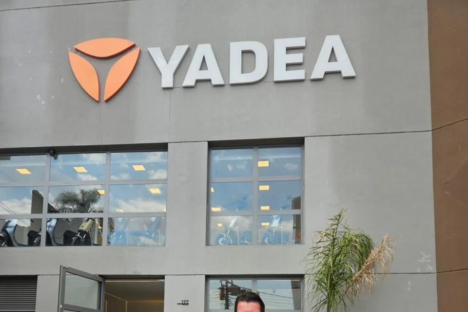 Prédio com letreiro Yadea