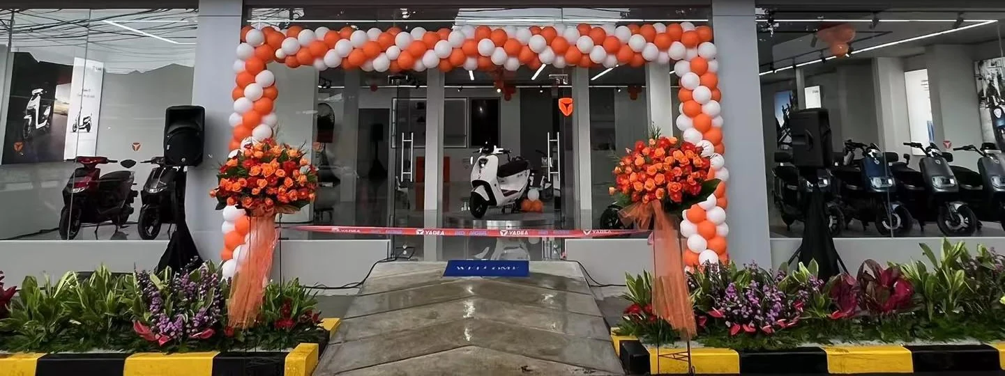 Inauguração de loja Yadea com arco de balões
