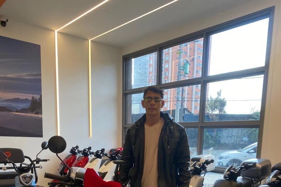 Interior do showroom Yadea com scooters expostas