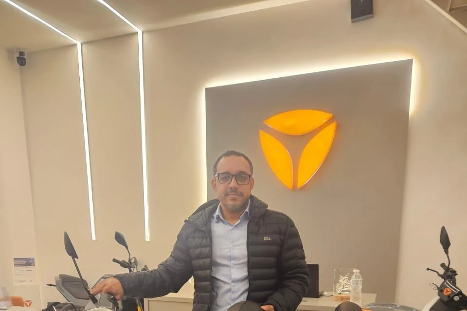 Área de atendimento dentro da loja Yadea