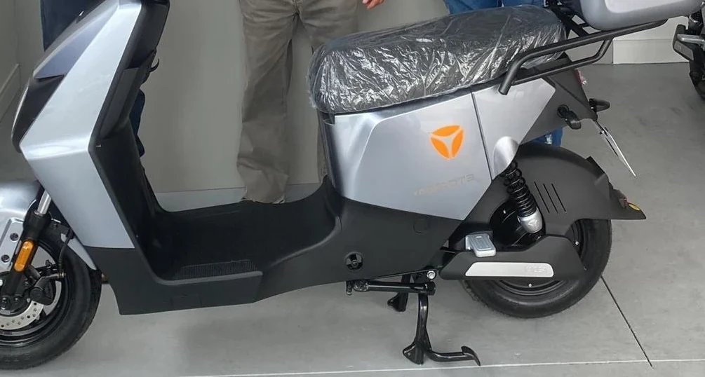 Scooter elétrica Yadea exposta no showroom